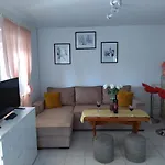 Mihoci Apartment *