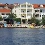 Mihoci Apartment *